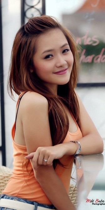Thanh Huyền, cô vợ 9x “xì tin” của tuyển thủ Phạm Thành Lương.